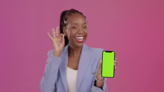 黑人妇女，电话和绿屏或ok标志，用于在工作室背景下进行营销或广告。快乐的非洲女性展示好的手势拿着带c