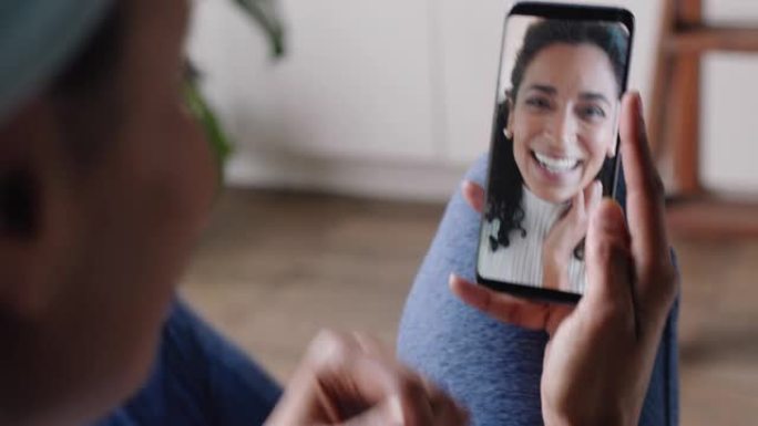 聋哑妇女使用智能手机视频聊天与最好的朋友交流手语手势享受在线交流