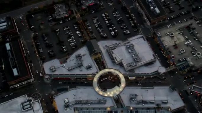 富裕社区购物中心的高架平移视图