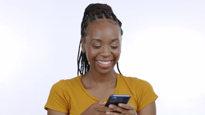 黑人妇女，在工作室背景上打电话和打字，嘲笑技术上的模因和社交媒体帖子。快乐的女模特，智能手机和手机应