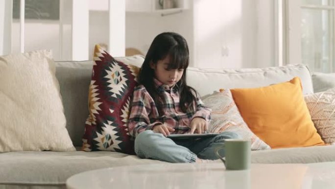 在家里使用数字平板电脑的亚洲小女孩