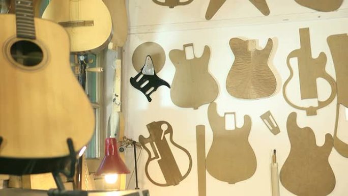 带乐器和工具的吉他工作室的内部视图