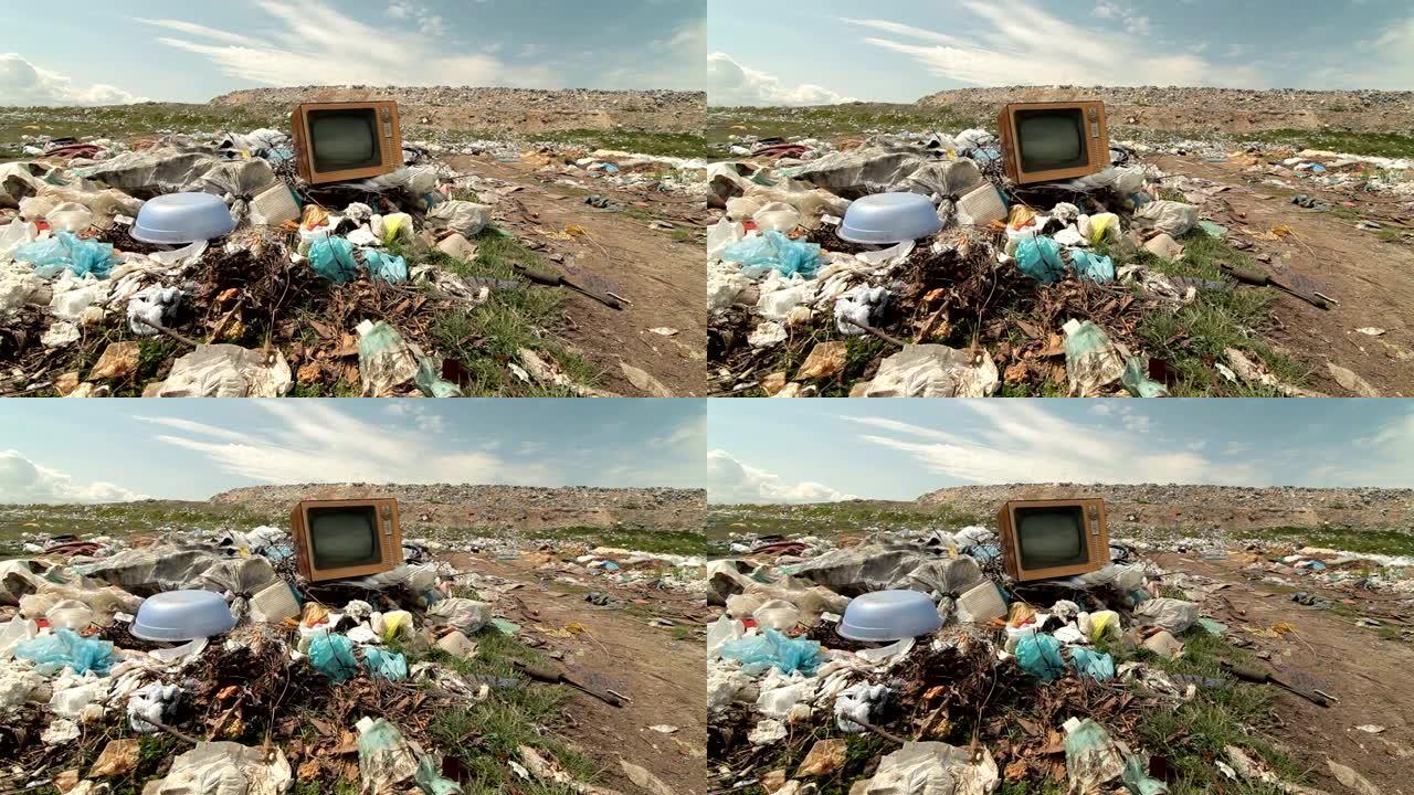 垃圾填埋场上废弃的老式电视