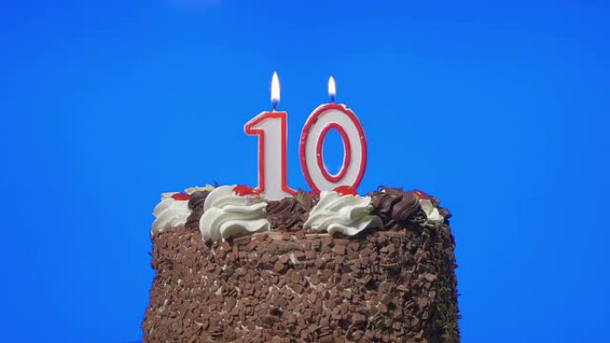 在美味的巧克力蛋糕上吹出十号生日蜡烛，蓝屏