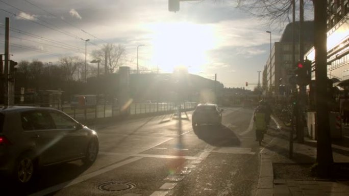 背光太阳在城市运动汽车在道路上的眩光在沥青。