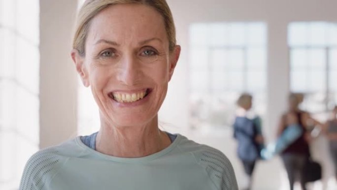 肖像快乐的白人老年妇女享受瑜伽课微笑快乐的中年女性在健身工作室练习健康健身生活方式