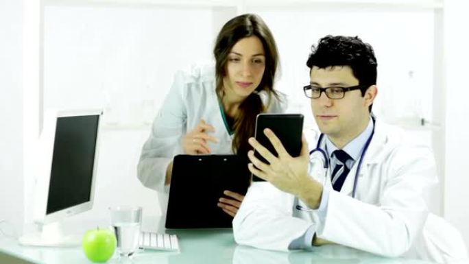 医生展示女性护士平板电脑医疗技术概念