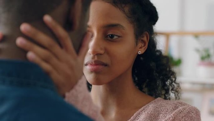 悲伤的年轻女子触摸男朋友面对混血夫妇有感情问题分享坏消息