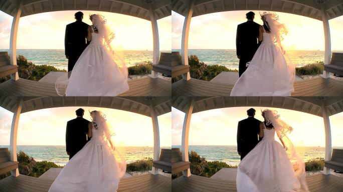日落婚礼夫妇的广角视图