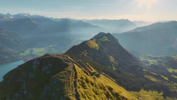瑞士因特拉肯湖和山脊的鸟瞰图