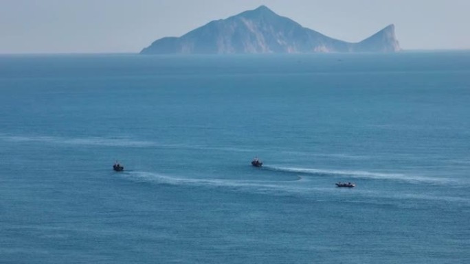 台湾渔船和龟山岛的鸟瞰图。