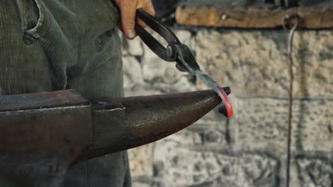 铁匠制造铁制品，用锤子敲打铁砧。古董工艺品
