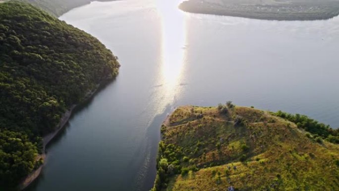 空中无人机视图。摄像机在河道上空飞行。悬崖山海岸，美丽的夏日大自然。惊人的背景。