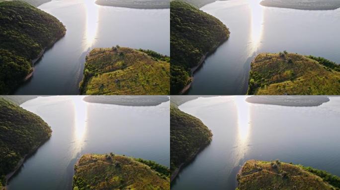 空中无人机视图。摄像机在河道上空飞行。悬崖山海岸，美丽的夏日大自然。惊人的背景。