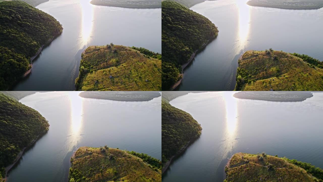 空中无人机视图。摄像机在河道上空飞行。悬崖山海岸，美丽的夏日大自然。惊人的背景。