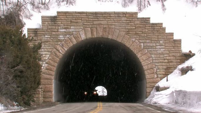 暴风雪中的长隧道交通