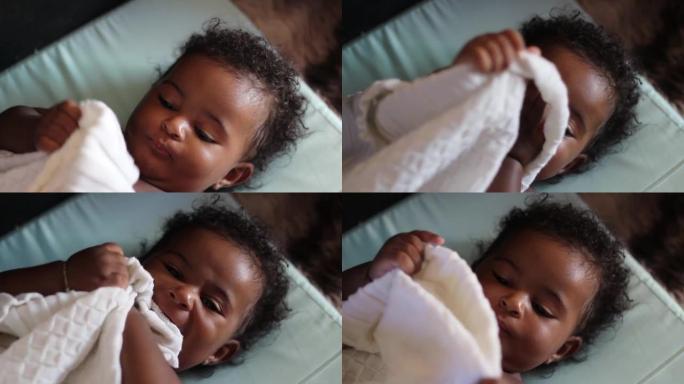 约6个月大的女婴玩毯子