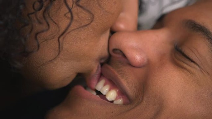 黑人情侣接吻