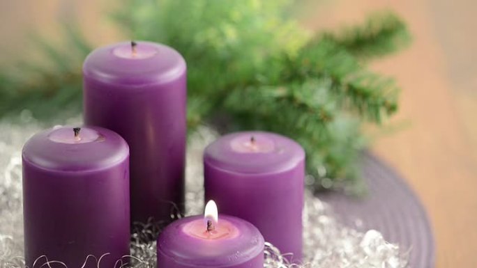 一根紫色蜡烛燃烧和花环的降临
