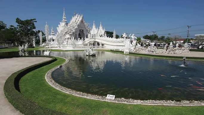 游客进入泰国清莱的Wat Rong Khun (又名白色寺庙)