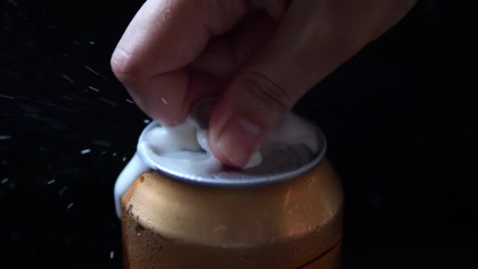 打开一罐啤酒的特写镜头。