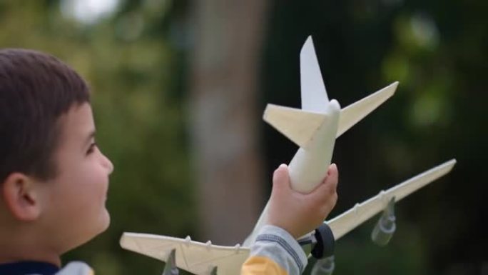 小男孩玩玩具飞机快乐的孩子玩游戏跑步想象旅行自由在阳光明媚的公园享受童年4k户外乐趣