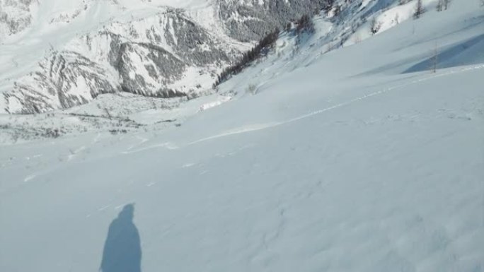 冬季在未触及的偏远山区的新鲜粉末雪上滑雪