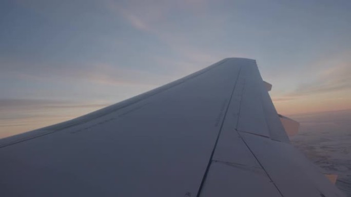 从地面飞行的飞机机翼上的窗户看