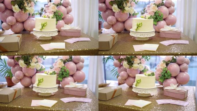 节日餐桌上装饰着凝胶球，礼品盒和蛋糕