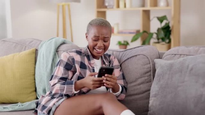 在沙发流媒体、社交媒体和有趣的帖子上与黑人女性一起大笑、放松和打电话。技术、互联网和应用程序，女孩在