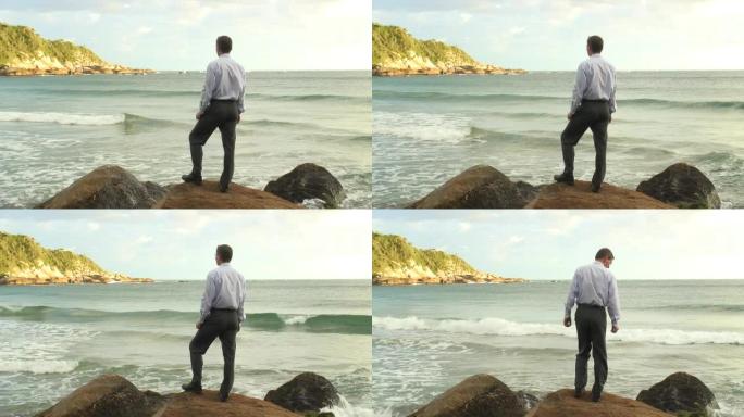 高清: 商人站在海上的一块岩石上