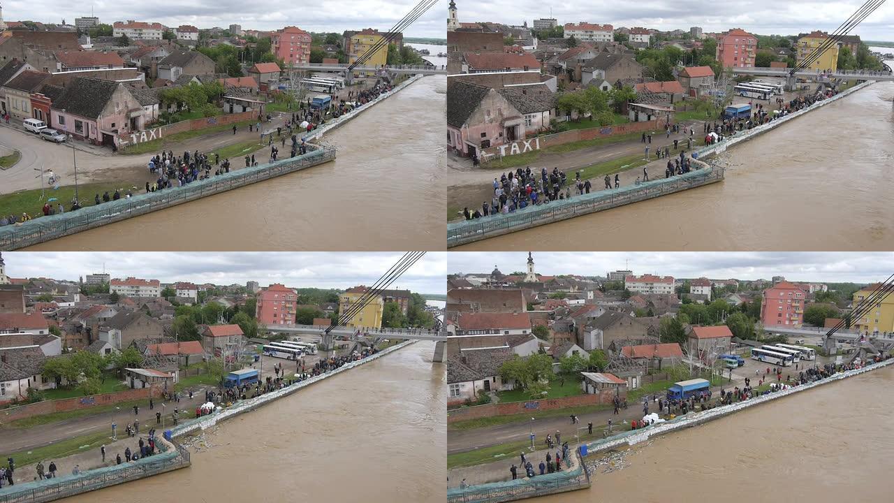 志愿者和士兵装满沙袋以阻止塞尔维亚2014的洪水。