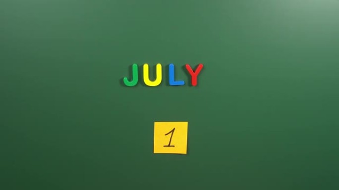 7月1日日历日用手在学校董事会上贴一张贴纸。1 7月日期。7月的第一天。第一个日期号。1天日历。一次