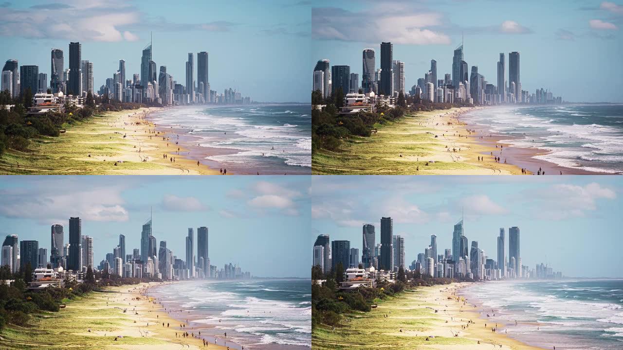黄金海岸天际线和豪华建筑的时间流逝城市景观，人群在澳大利亚昆士兰州伯利角黄金海岸北伯利郊区的伯利海滩