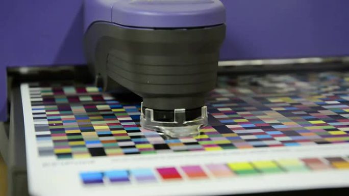 印刷车间，分光光度计机器人自动测量色斑值