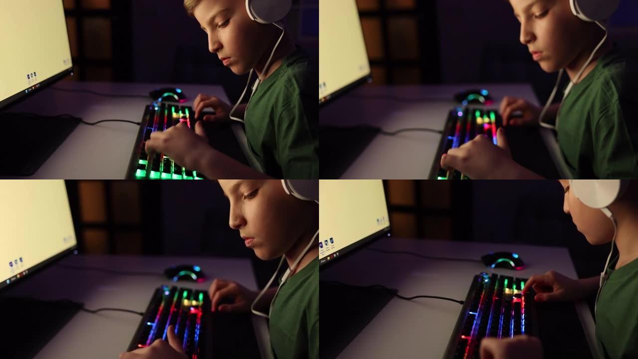 男孩晚上在霓虹灯室内用电脑玩网络游戏