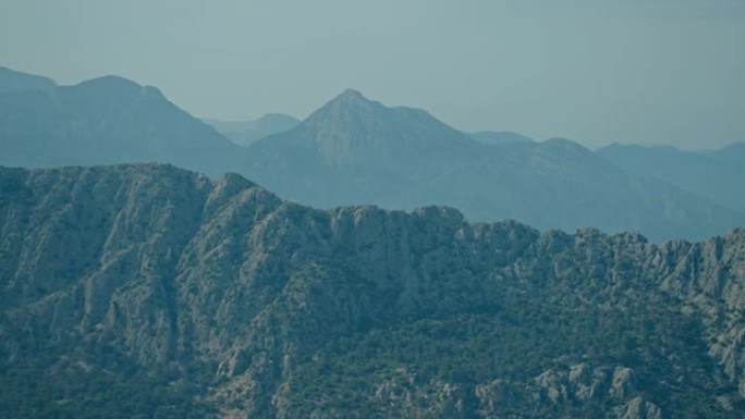 土耳其安塔利亚全景，从图内克泰佩山、图内克泰佩Teleferik在夏日和安塔利亚市附近的山脊可以看到