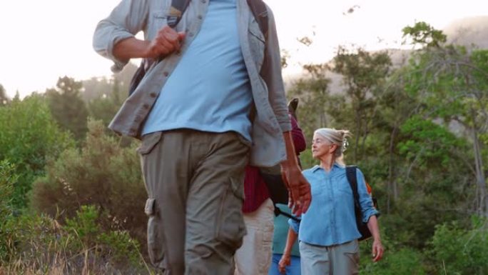 低角度拍摄多元文化的老年朋友在乡村徒步旅行