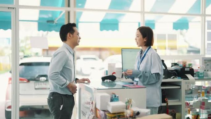 亚洲年轻女药剂师在药店向成熟的男性顾客解释。小企业。药。健康的概念。