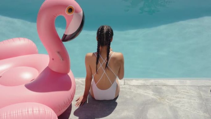 性感的女性模特在豪华酒店度假度假时由游泳池摄影师男子用智能手机拍摄女性社交媒体影响者为夏季比基尼拍照