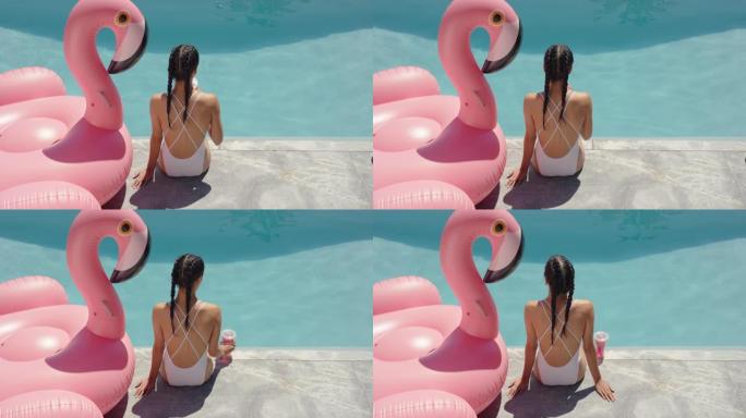 性感的女性模特在豪华酒店度假度假时由游泳池摄影师男子用智能手机拍摄女性社交媒体影响者为夏季比基尼拍照