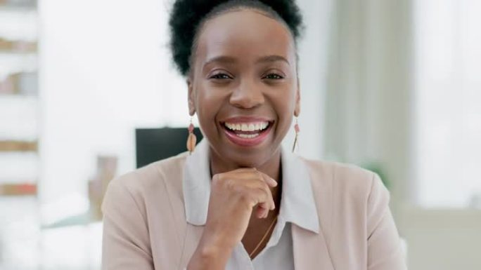 快乐，面对和商务女性，在她的办公室充满信心，领导才能和积极的心态。工作场所坐在办公桌旁的非洲职业女性