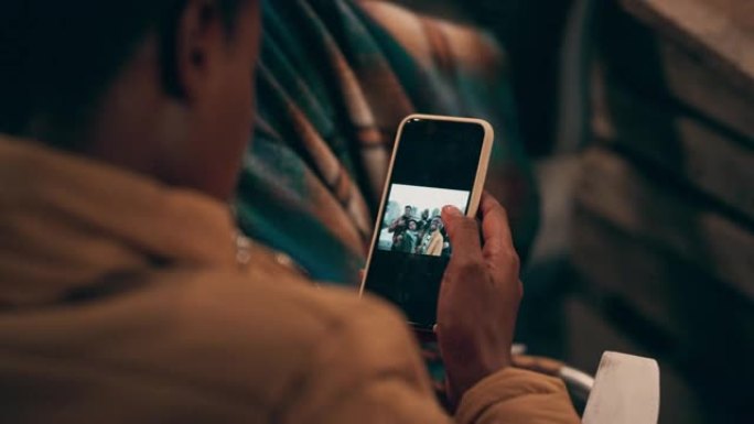 使用智能手机在社交媒体上浏览照片的年轻女子享受朋友在线观看照片的回忆
