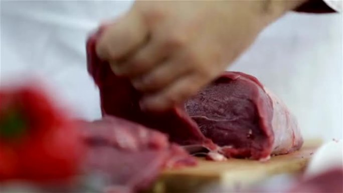 高清: 极端特写切割红牛肉