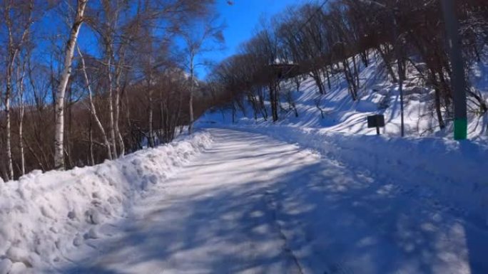 在冬季山区积雪覆盖的道路上行驶