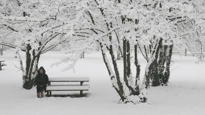 女孩在冬天坐在长凳上
