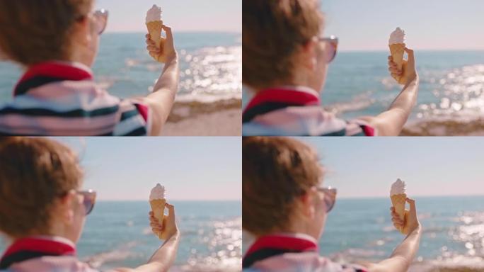 亲密的女人拿着冰淇淋香草味甜点在美丽的阳光海滩享受暑假吃软