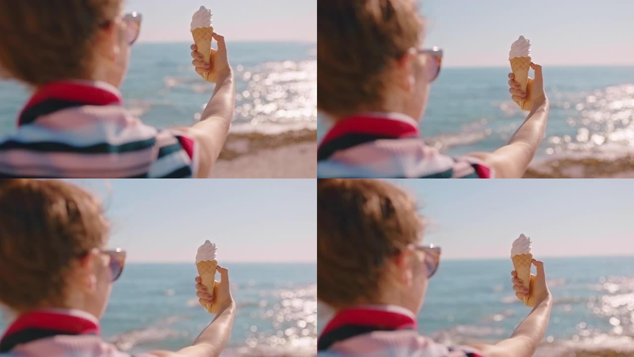 亲密的女人拿着冰淇淋香草味甜点在美丽的阳光海滩享受暑假吃软