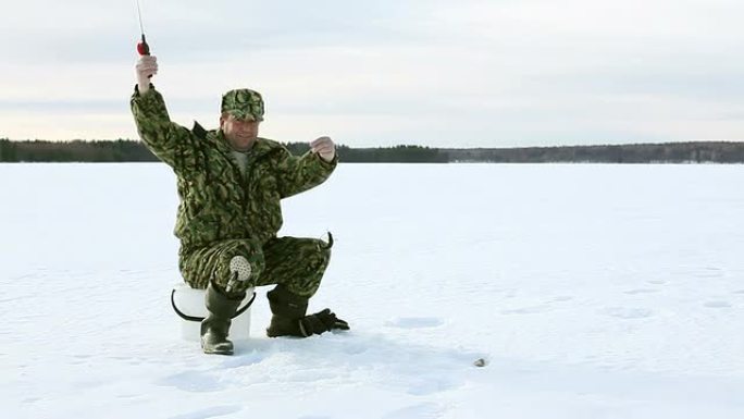 冰上捕鱼成功