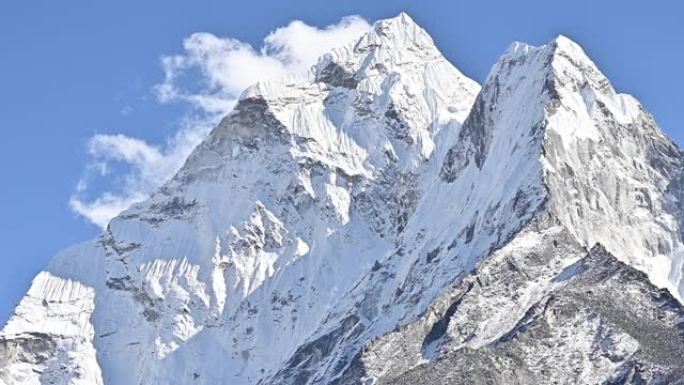 山的美丽景色。Ama Dablam是世界上最美丽的山脉之一，位于尼泊尔东部的喜马拉雅山脉。